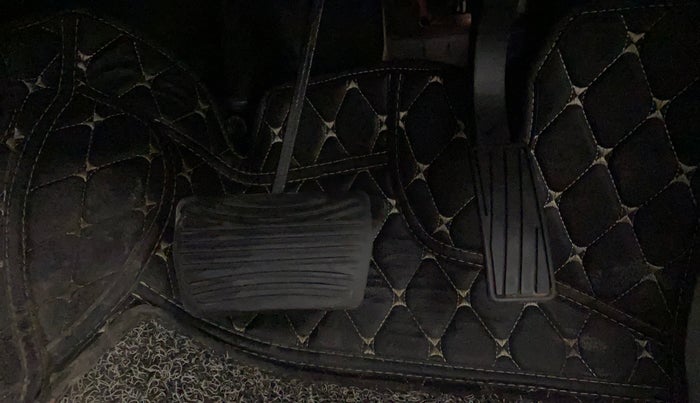 2022 Mahindra XUV300 W6 1.2 PETROL AMT, Petrol, Automatic, 23,782 km, Pedals