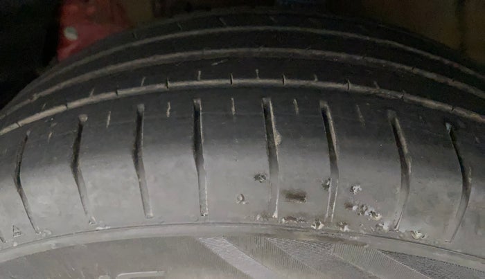 2022 Mahindra XUV300 W6 1.2 PETROL AMT, Petrol, Automatic, 23,782 km, Left Front Tyre Tread