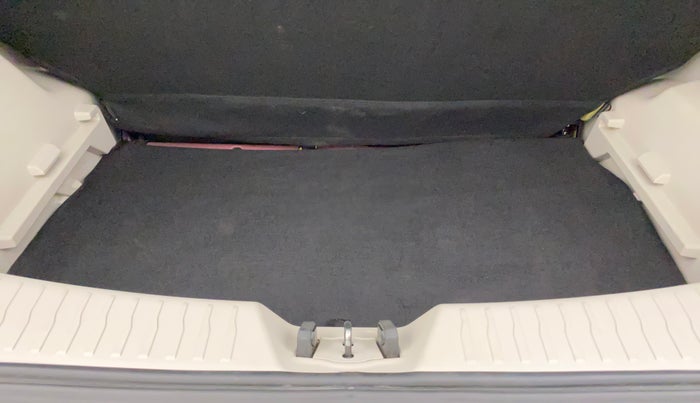 2022 Mahindra XUV300 W6 1.2 PETROL AMT, Petrol, Automatic, 23,782 km, Boot Inside