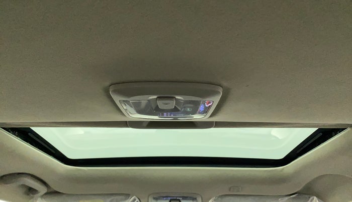 2022 Mahindra XUV300 W6 1.2 PETROL AMT, Petrol, Automatic, 23,782 km, Moonroof/ Sunroof