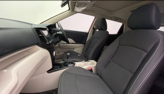 2022 Mahindra XUV300 W6 1.2 PETROL AMT, Petrol, Automatic, 23,782 km, Right Side Front Door Cabin