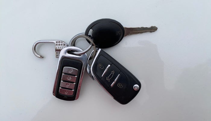 2019 Tata Tiago XE PETROL, Petrol, Manual, 63,621 km, Key Close Up