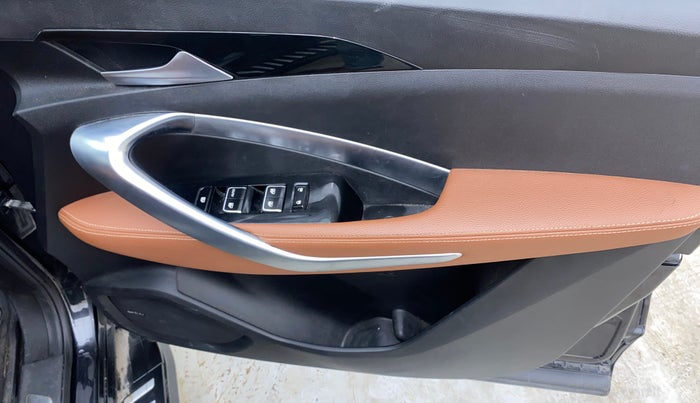 2022 MG HECTOR PLUS SHARP 1.5 PETROL TURBO CVT 6-STR, Petrol, Automatic, 30,830 km, Driver Side Door Panels Control
