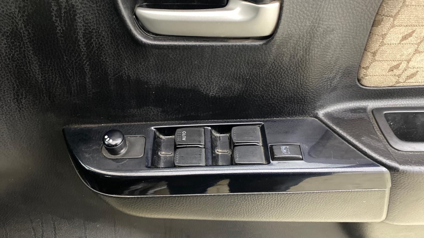 2017 Maruti Wagon R 1.0 VXI, Petrol, Manual, 46,655 km, Driver Side Door Panels Control