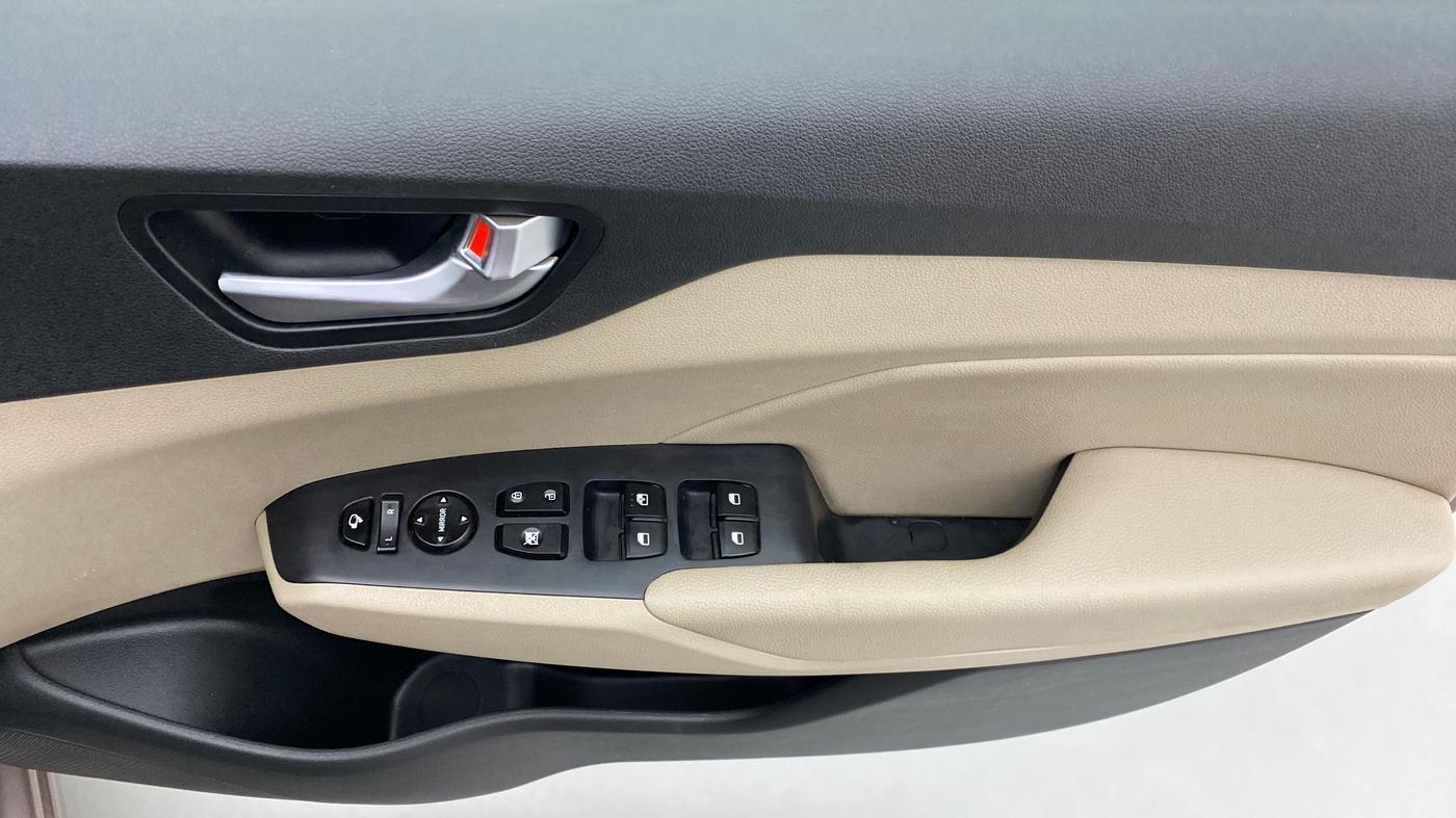 2017 Hyundai Verna 1.6 SX VTVT AT (O), Petrol, Automatic, 42,005 km, Driver Side Door Panels Control