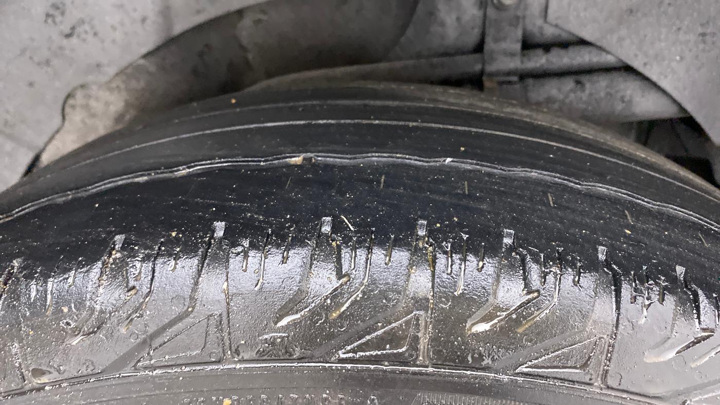 2018 Mahindra XUV500 W4, Diesel, Manual, 1,10,140 km, Left Rear Tyre Tread