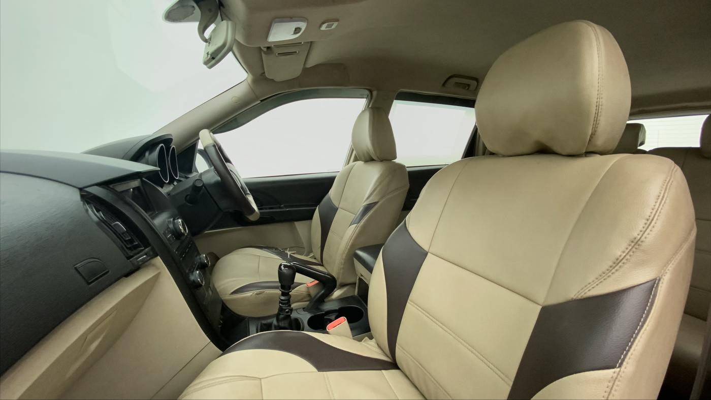 2018 Mahindra XUV500 W4, Diesel, Manual, 1,10,140 km, Right Side Front Door Cabin