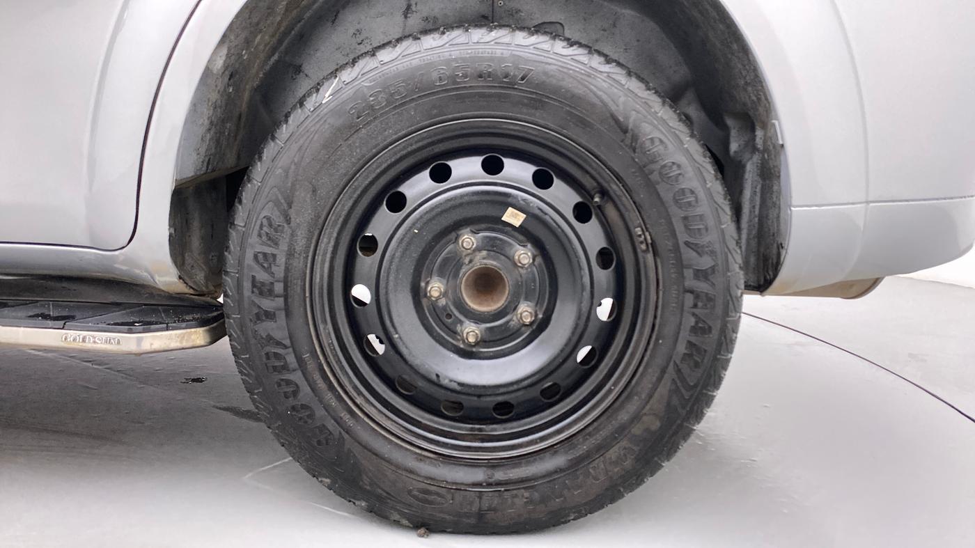 2018 Mahindra XUV500 W4, Diesel, Manual, 1,10,140 km, Left Rear Wheel