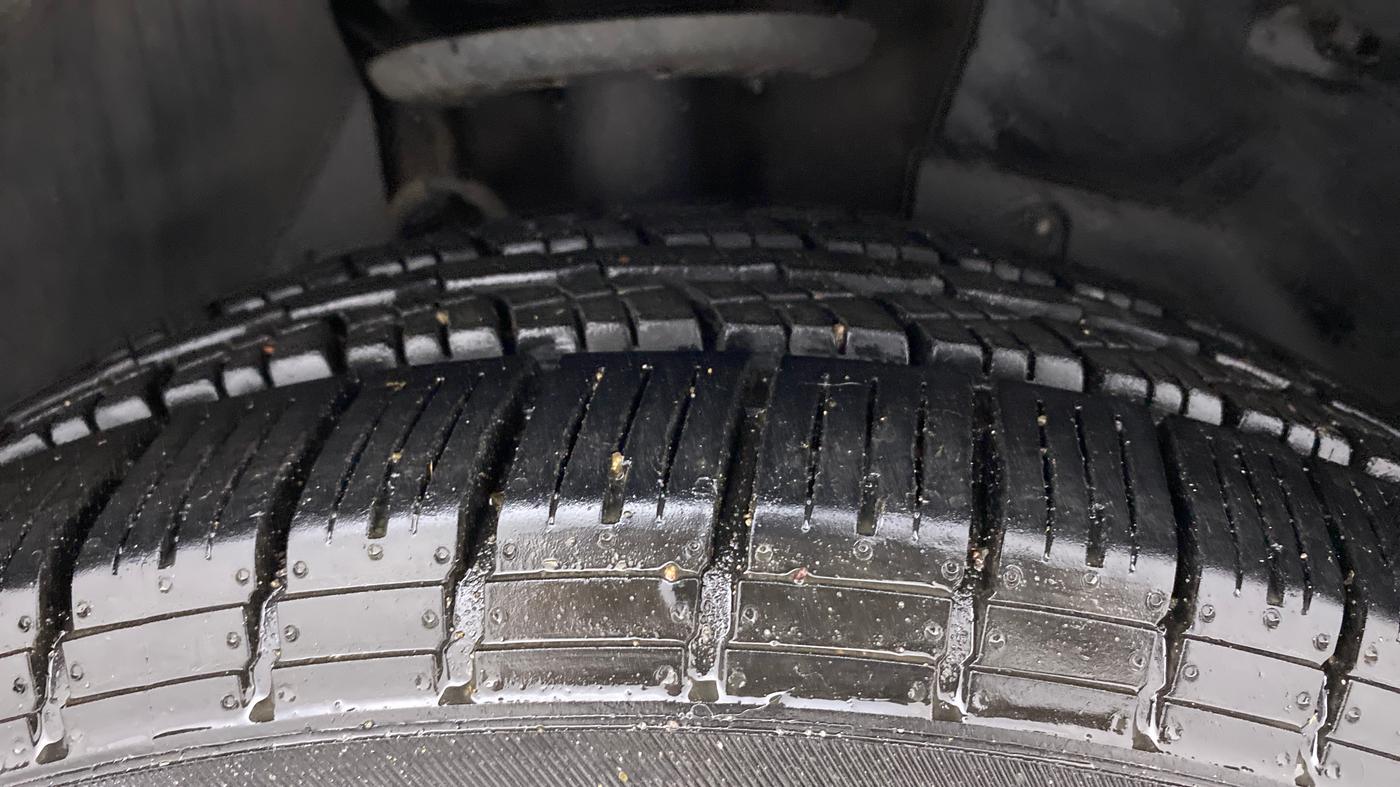 2018 Mahindra XUV500 W4, Diesel, Manual, 1,10,140 km, Right Front Tyre Tread