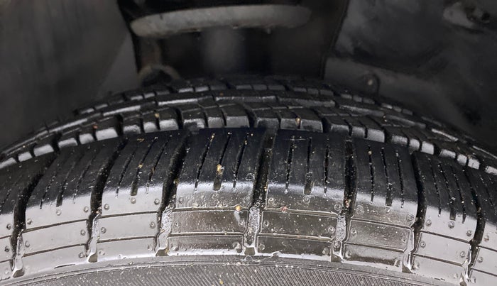 2018 Mahindra XUV500 W4, Diesel, Manual, 1,10,140 km, Right Front Tyre Tread