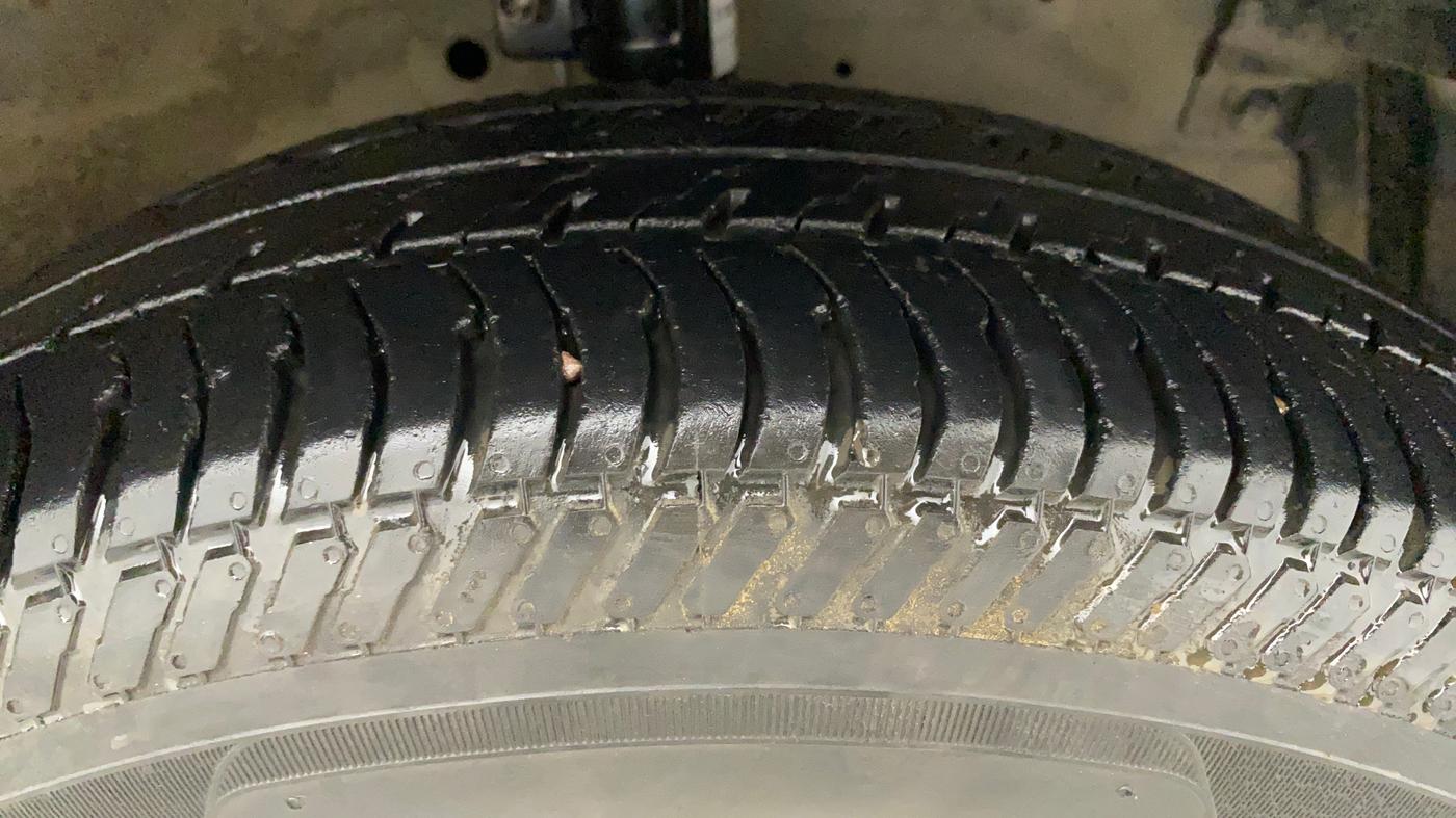 2013 Maruti Swift VXI, Petrol, Manual, 99,639 km, Right Front Tyre Tread