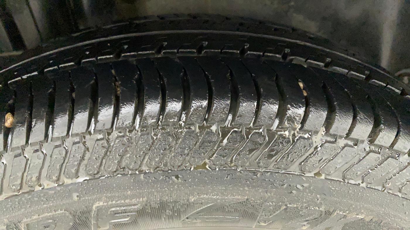 2013 Maruti Swift VXI, Petrol, Manual, 99,639 km, Right Rear Tyre Tread