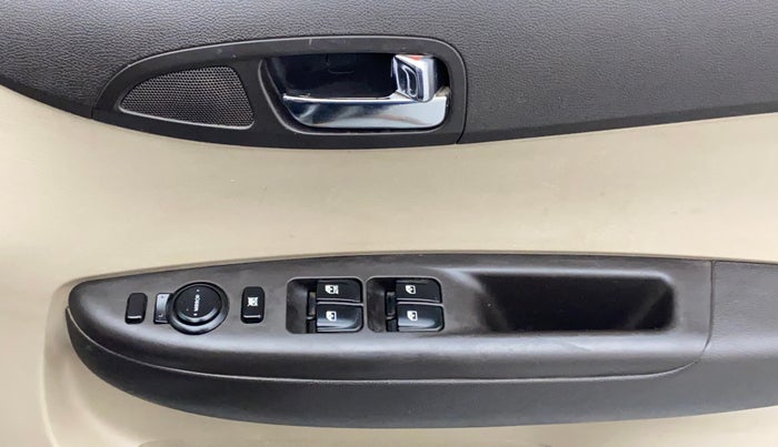 2013 Hyundai i20 MAGNA (O) 1.2, Petrol, Manual, 84,998 km, Right front window switch / handle - Minor damage