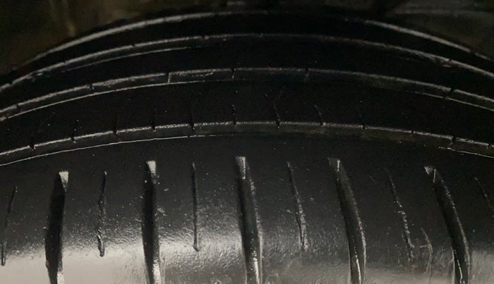 2020 Maruti Baleno ZETA PETROL 1.2, Petrol, Manual, 32,444 km, Right Front Tyre Tread