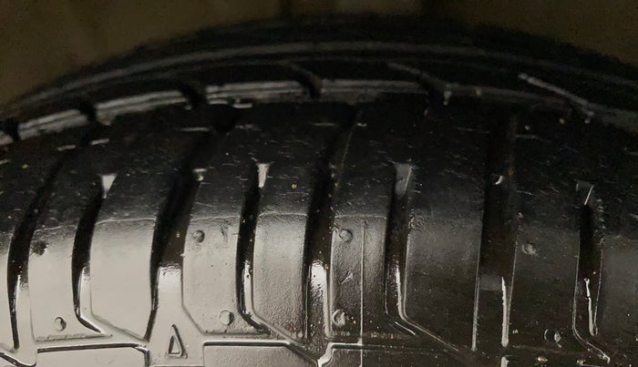 2012 Hyundai i20 MAGNA (O) 1.2, Petrol, Manual, 42,545 km, Right Front Tyre Tread