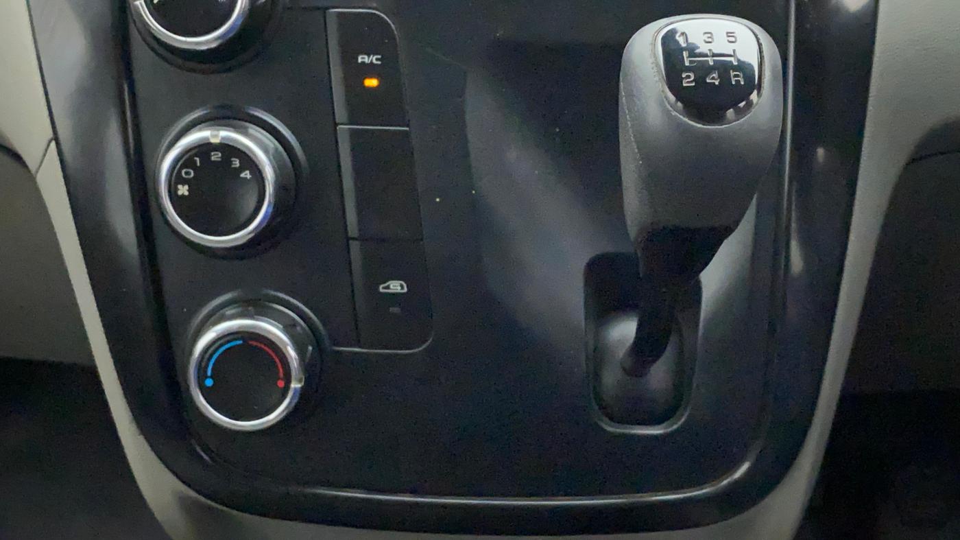 2017 Mahindra Kuv100 K4 6 STR, Petrol, Manual, 56,780 km, Gear Lever