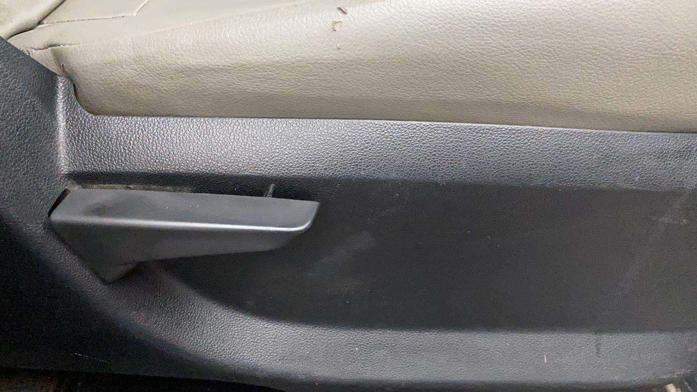 2017 Mahindra Kuv100 K4 6 STR, Petrol, Manual, 56,780 km, Driver Side Adjustment Panel