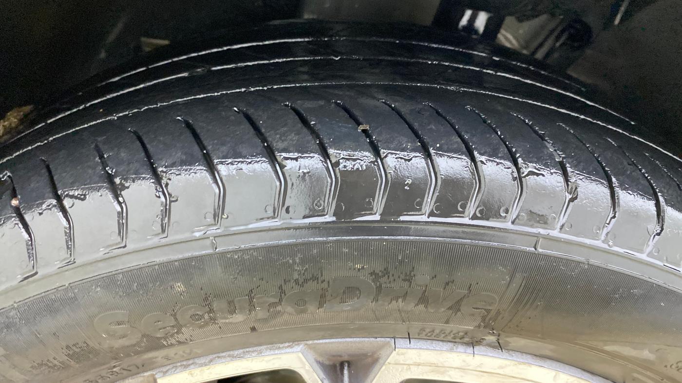 2022 Skoda KUSHAQ STYLE 1.0L TSI AT, Petrol, Automatic, 24,333 km, Left Front Tyre Tread