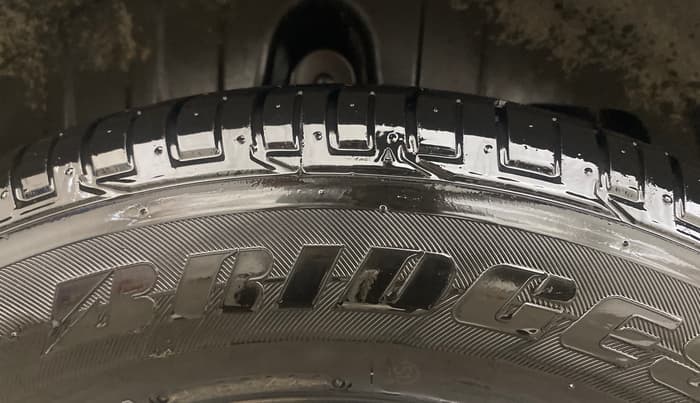 2023 Mahindra XUV300 W6 1.2 PETROL, Petrol, Manual, 28,302 km, Right Rear Tyre Tread