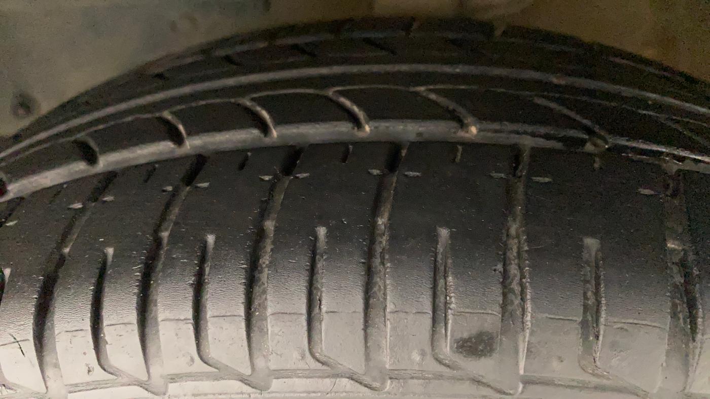 2017 Mahindra KUV 100 NXT K6+ P 6 STR, Petrol, Manual, 32,747 km, Left Front Tyre Tread