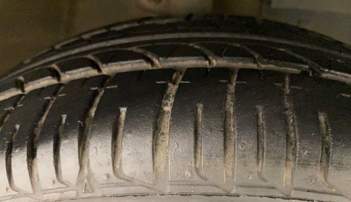 2017 Mahindra KUV 100 NXT K6+ P 6 STR, Petrol, Manual, 32,747 km, Right Front Tyre Tread