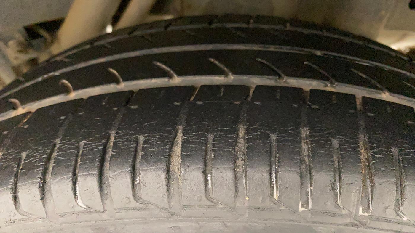 2017 Mahindra KUV 100 NXT K6+ P 6 STR, Petrol, Manual, 32,747 km, Left Rear Tyre Tread