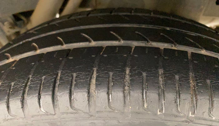 2017 Mahindra KUV 100 NXT K6+ P 6 STR, Petrol, Manual, 32,747 km, Left Rear Tyre Tread