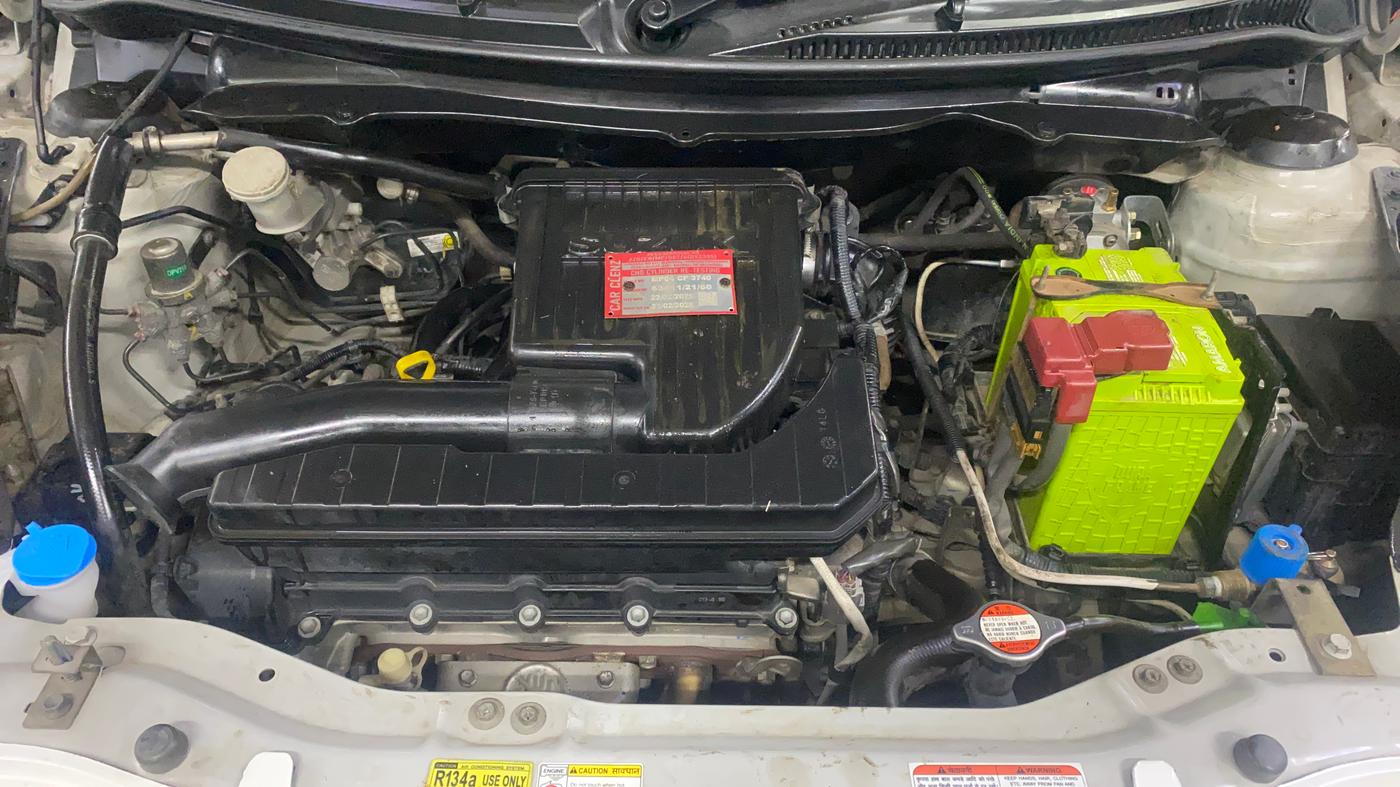 2015 Maruti Swift VXI, CNG, Manual, 88,487 km, Engine View