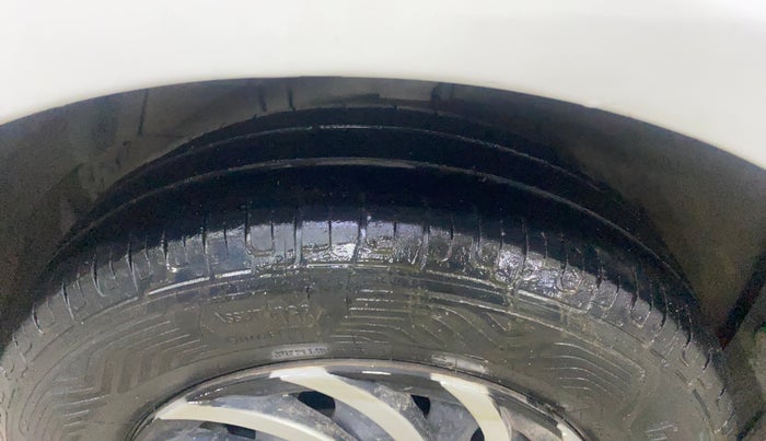 2015 Maruti Swift VXI, CNG, Manual, 88,485 km, Left Front Tyre Tread