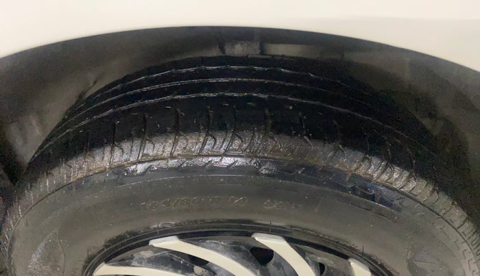 2015 Maruti Swift VXI, CNG, Manual, 88,485 km, Right Front Tyre Tread