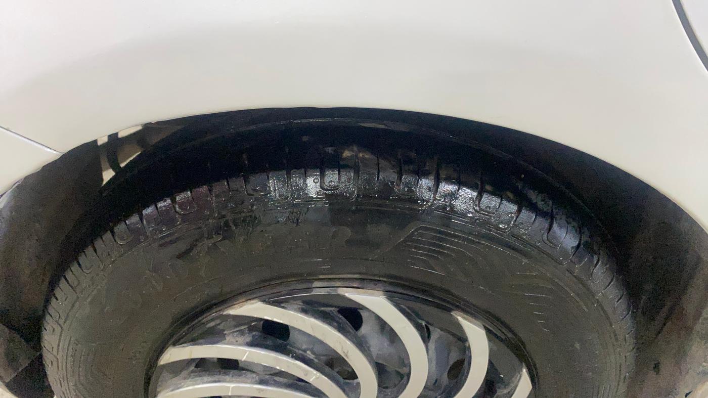 2015 Maruti Swift VXI, CNG, Manual, 88,487 km, Right Rear Tyre Tread