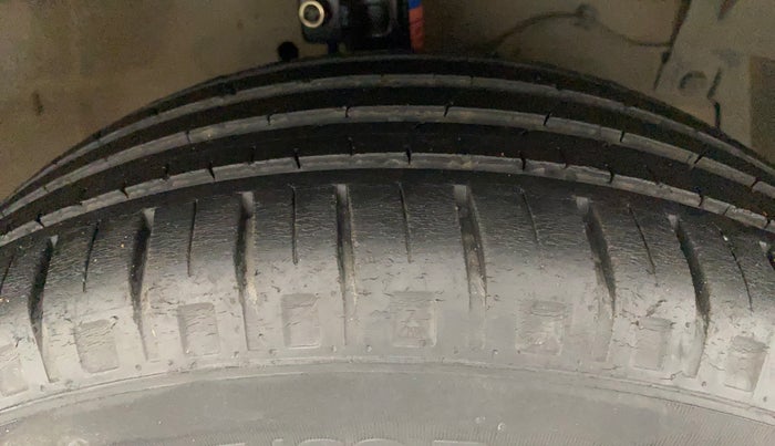 2015 Maruti Ciaz ZXI, Petrol, Manual, 97,889 km, Right Front Tyre Tread