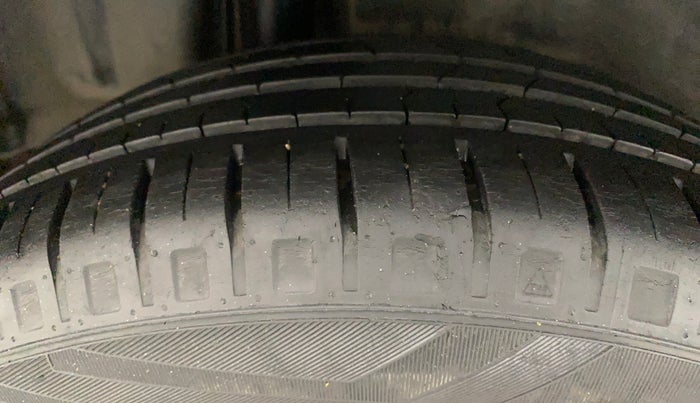 2015 Maruti Ciaz ZXI, Petrol, Manual, 97,889 km, Right Rear Tyre Tread