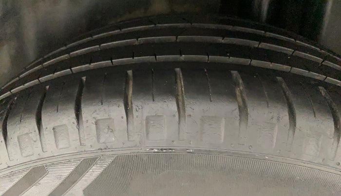 2015 Maruti Ciaz ZXI, Petrol, Manual, 97,889 km, Left Rear Tyre Tread