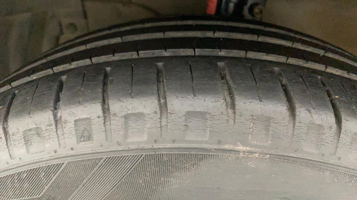 2015 Maruti Ciaz ZXI, Petrol, Manual, 97,889 km, Left Front Tyre Tread