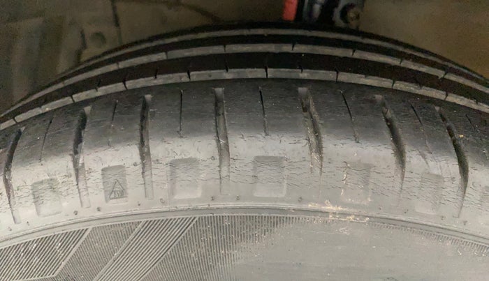 2015 Maruti Ciaz ZXI, Petrol, Manual, 97,889 km, Left Front Tyre Tread