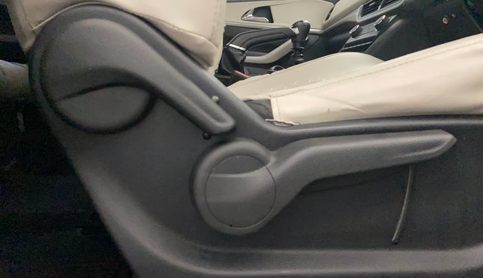 2022 Mahindra XUV700 AX 3 D MT 7 STR, Diesel, Manual, 1,31,555 km, Driver Side Adjustment Panel