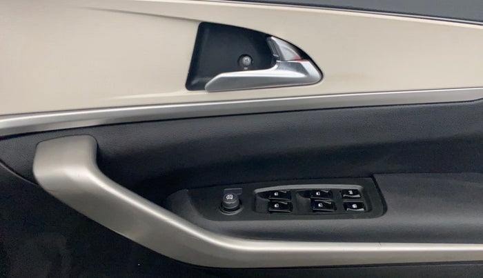 2022 Mahindra XUV700 AX 3 D MT 7 STR, Diesel, Manual, 1,31,555 km, Driver Side Door Panels Control