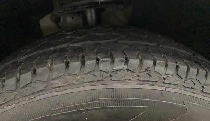 2022 Mahindra XUV700 AX 3 D MT 7 STR, Diesel, Manual, 1,31,555 km, Right Front Tyre Tread