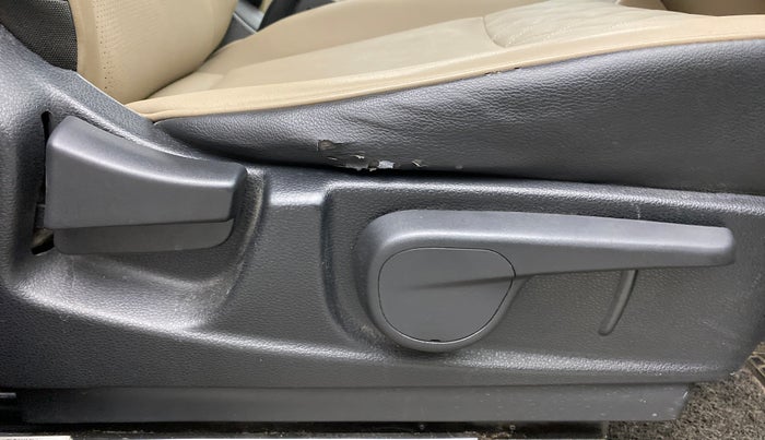 2018 Mahindra TUV300 T10, Diesel, Manual, 94,093 km, Driver Side Adjustment Panel