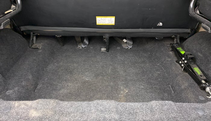 2018 Mahindra TUV300 T10, Diesel, Manual, 94,093 km, Boot Inside