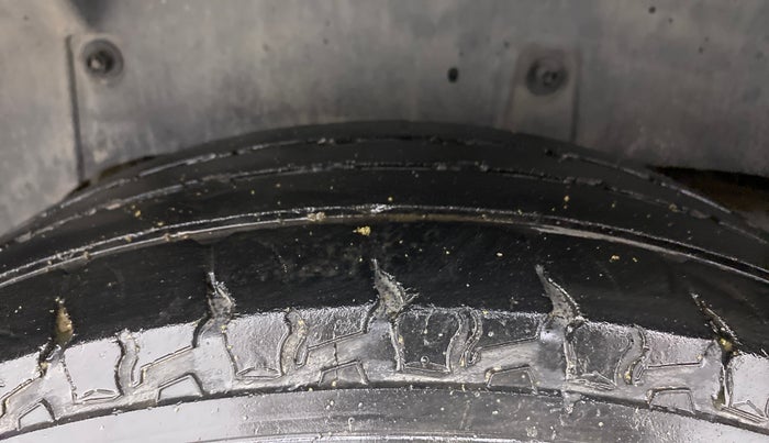 2018 Mahindra TUV300 T10, Diesel, Manual, 94,093 km, Right Rear Tyre Tread