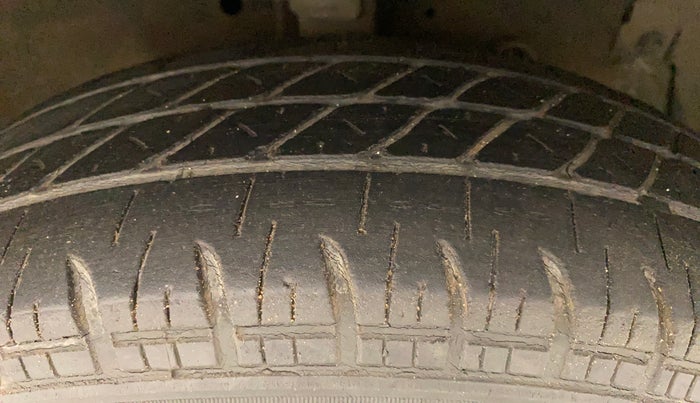 2014 Maruti Swift VXI, Petrol, Manual, 86,973 km, Right Front Tyre Tread