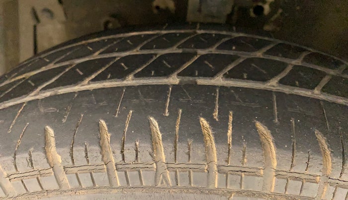 2014 Maruti Swift VXI, Petrol, Manual, 86,973 km, Left Front Tyre Tread