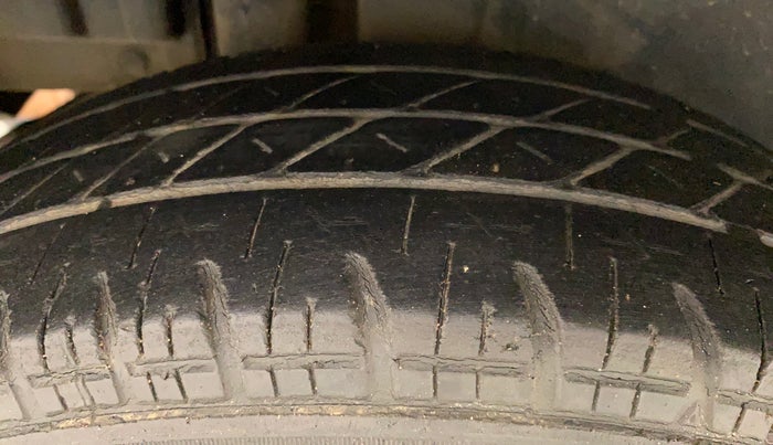 2014 Maruti Swift VXI, Petrol, Manual, 86,973 km, Right Rear Tyre Tread