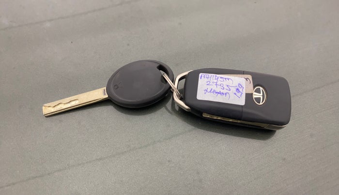 2021 Tata NEXON XM SUNROOF PETROL, Petrol, Manual, 78,778 km, Key Close Up