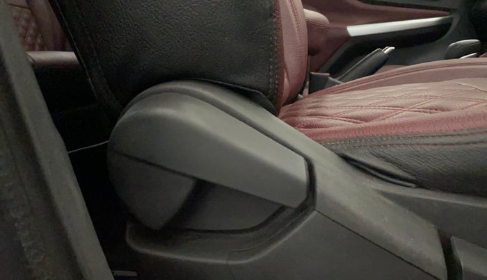 2023 Nissan MAGNITE XV PREMIUM TURBO CVT, Petrol, Automatic, 18,724 km, Driver Side Adjustment Panel