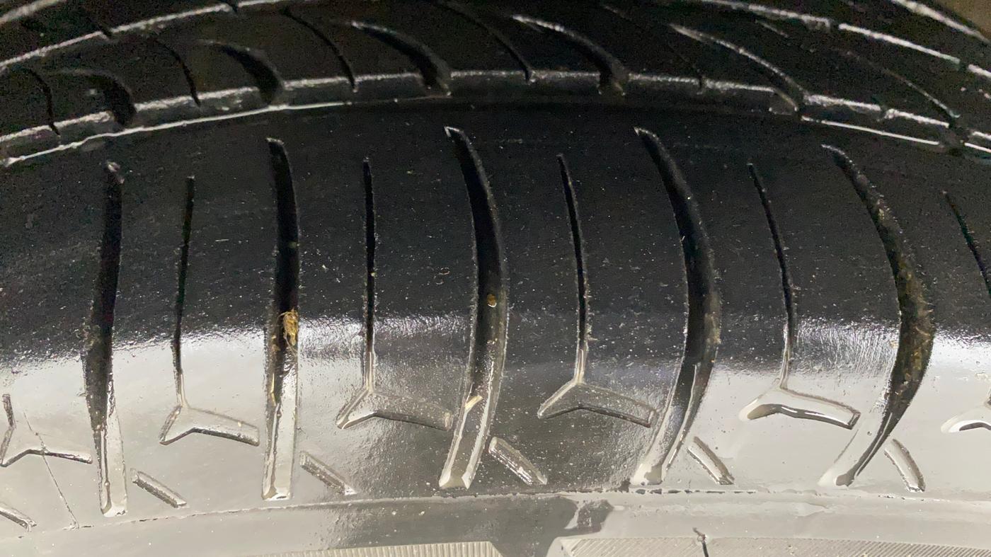 2015 Maruti Ciaz VXI+AT, Petrol, Automatic, 94,706 km, Left Front Tyre Tread