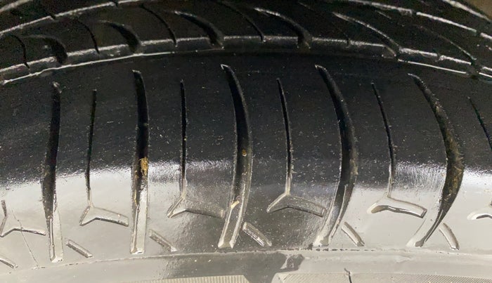 2015 Maruti Ciaz VXI+AT, Petrol, Automatic, 94,706 km, Left Front Tyre Tread