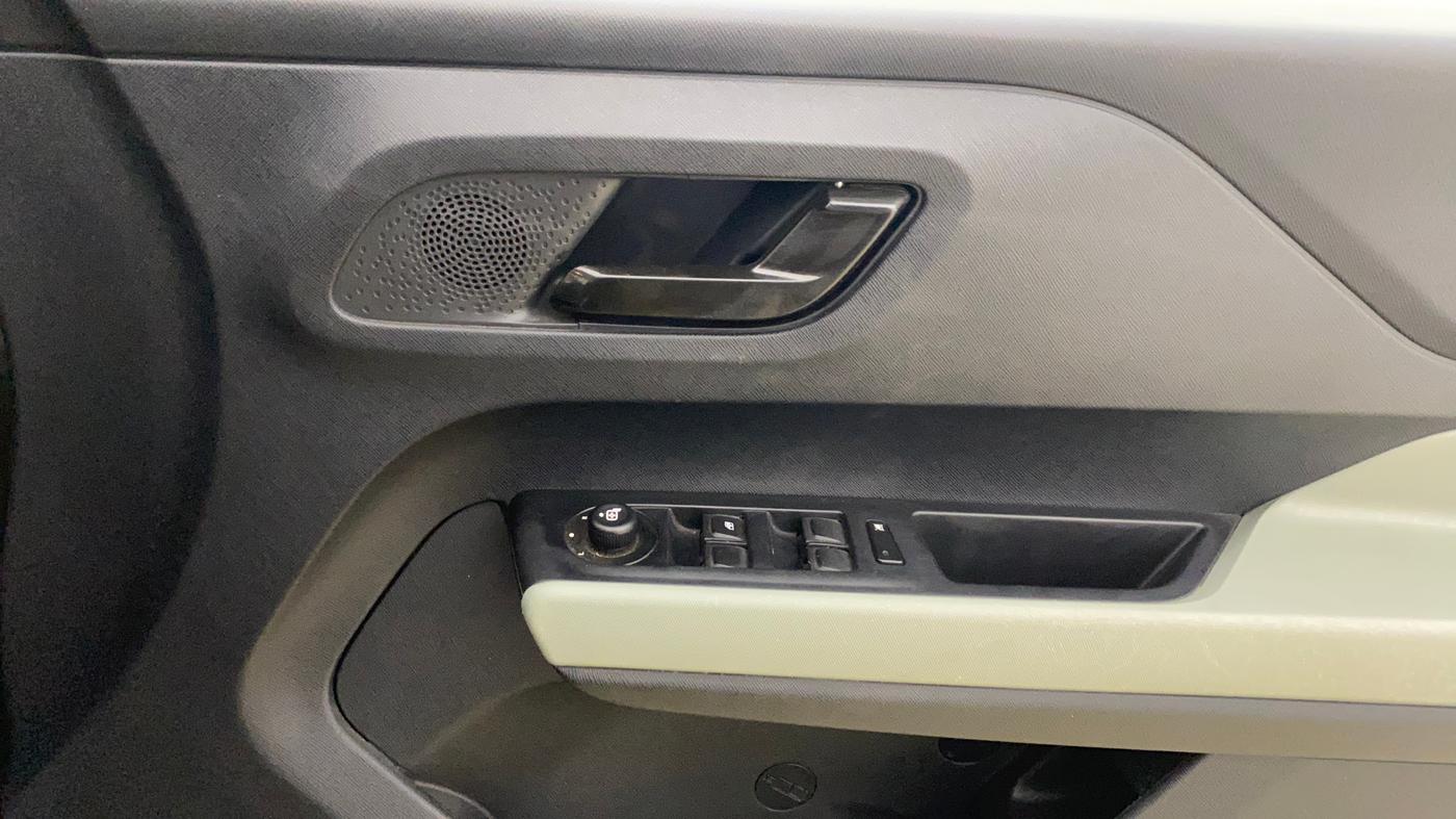 2023 Tata PUNCH ADVENTURE CAMO AMT, Petrol, Automatic, 29,413 km, Driver Side Door Panels Control